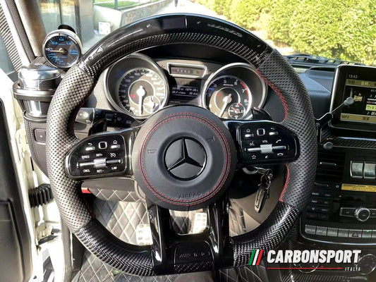 Volante carbonio con display LED montato in auto