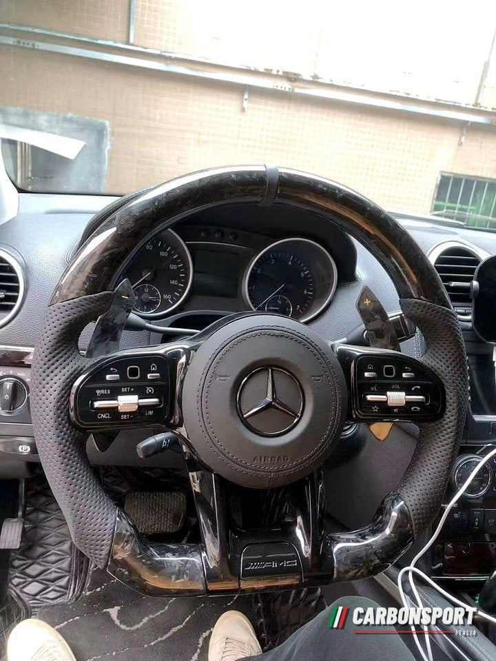 Volante carbonio forgiato montato in auto