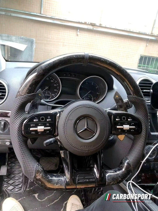 Volante carbonio forgiato montato in auto