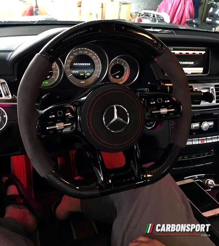 Volante Alcantara con display LED montato in auto